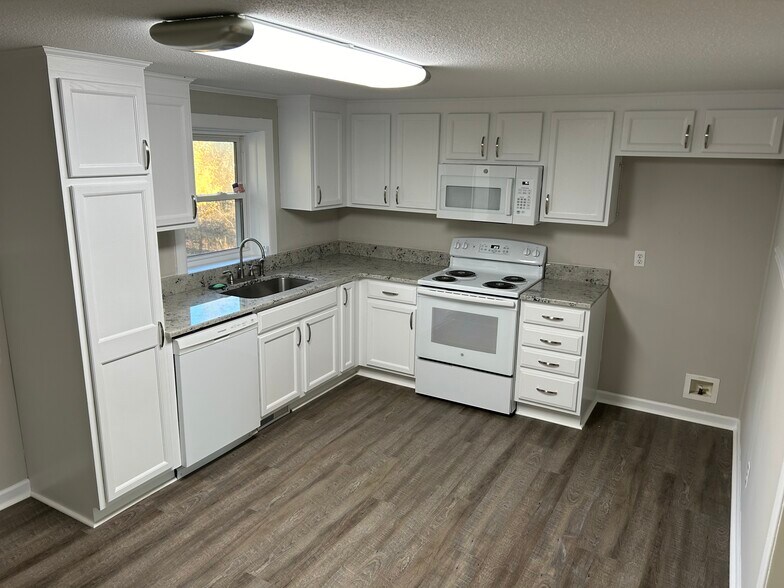 Kitchen - day photo - 486 Wilmouth Rd