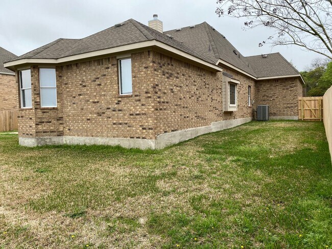 Building Photo - Spacious 3-Bedroom Home for Lease in the h...