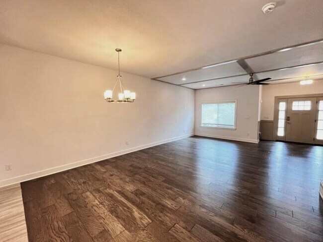 Building Photo - 418 NW Retreat Ln