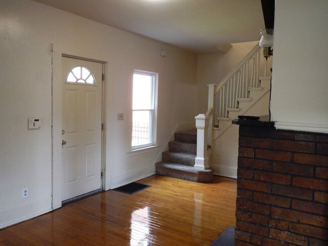 Building Photo - AVAILABLE 6/1/26 - House for Rent Near Sho...