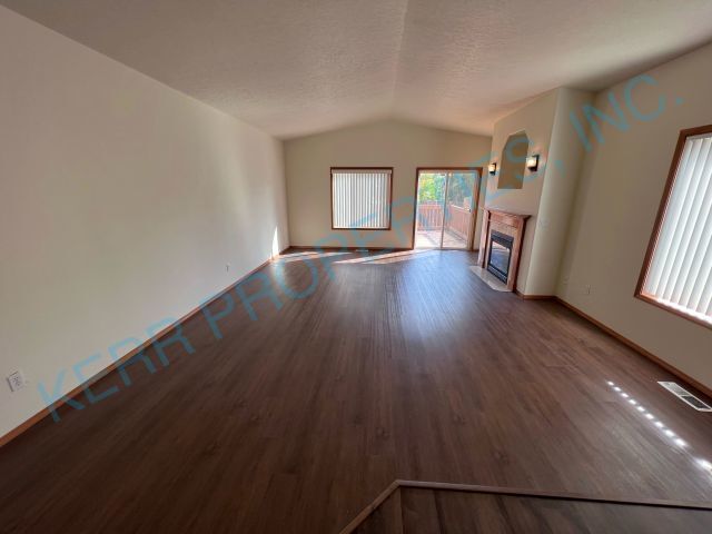 Building Photo - Charming 3-Bedroom Fairview Retreat with Spacious 1611 Sq Ft Living Space & 2 Full Baths!