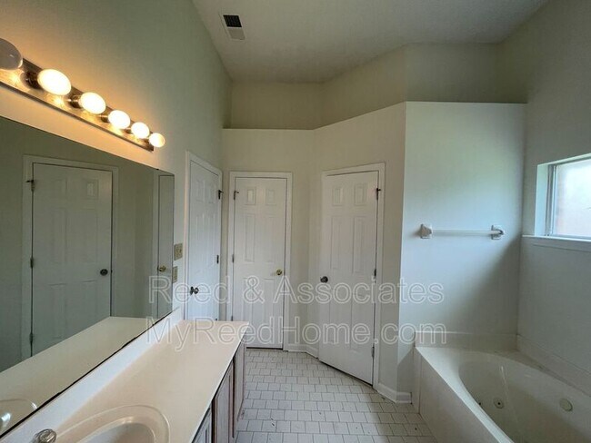Building Photo - 1490 Estacada Way