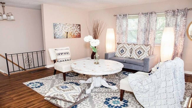 Building Photo - 2 bedroom and 1 bath