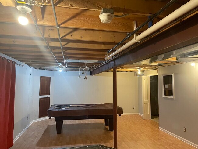 Building Photo - 527 Frieh Dr