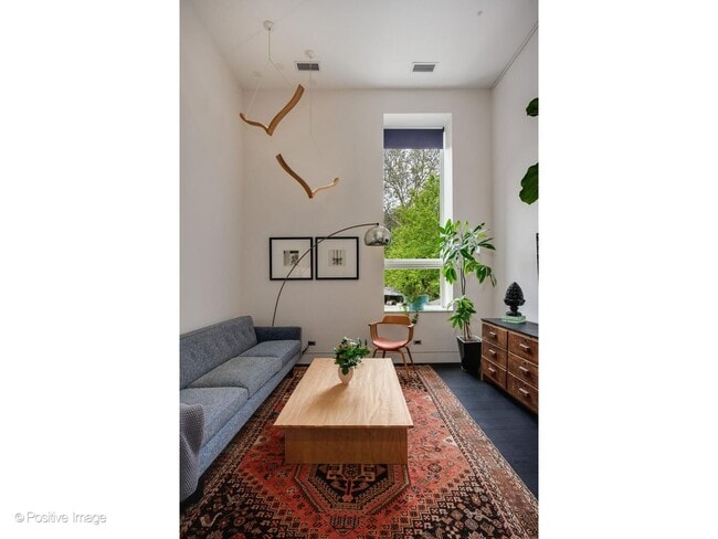 Building Photo - 1019 N Wolcott Ave