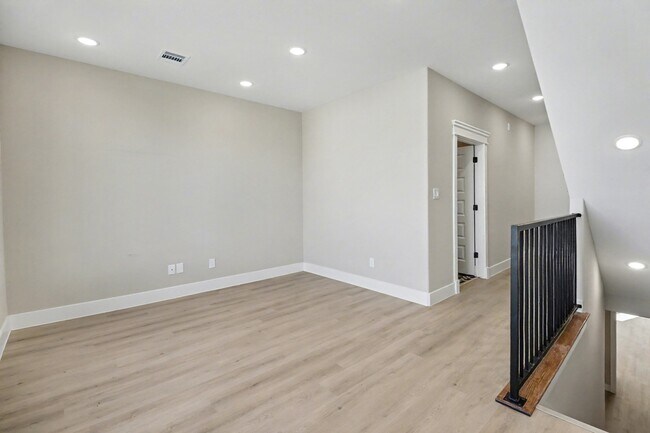 Building Photo - 5000 Higgins St