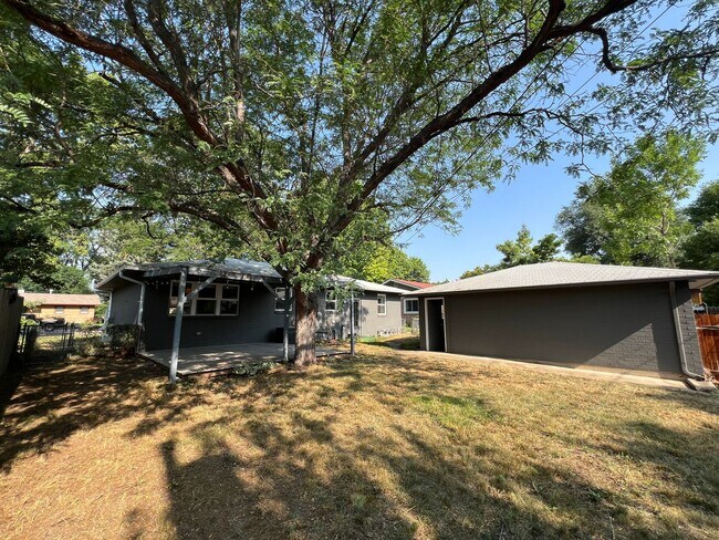 Building Photo - Charming 4BED/2 BATH Brick Ranch Home in L...
