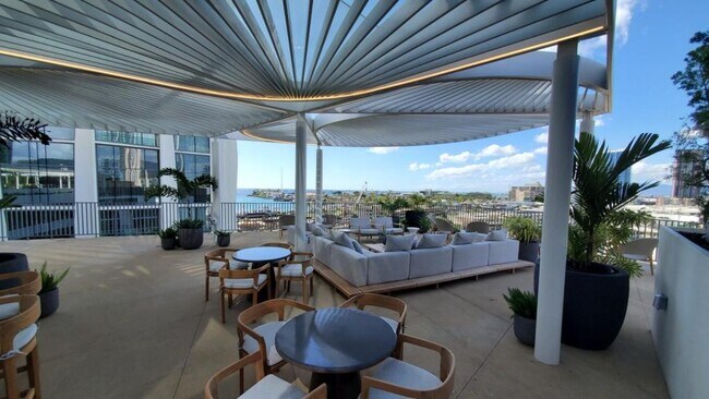 Building Photo - 1000 Auahi St #3913