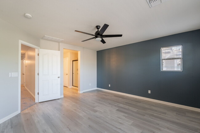 Building Photo - 1057 S Deerfield Ln