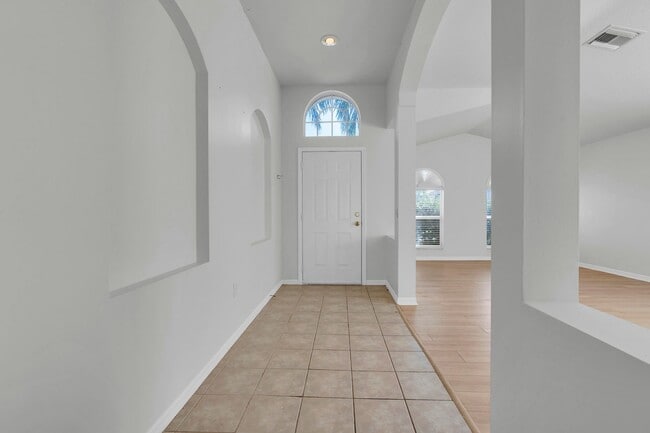 Building Photo - Large Spacious 4 bedroom 2 bath