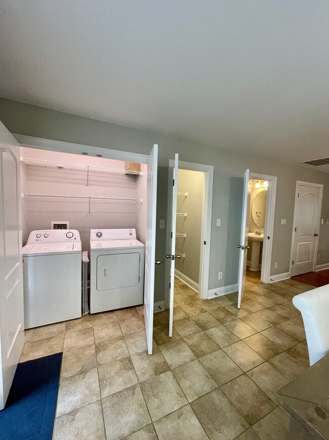 Building Photo - 124 Colonnade St