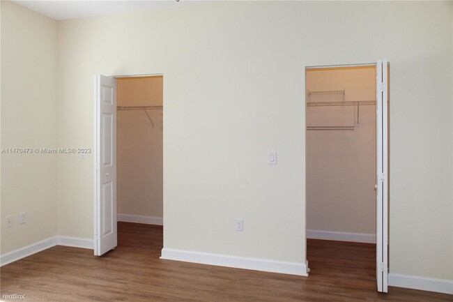 Building Photo - 3 br, 2.5 bath Townhome - 12442 Emerald Cr...