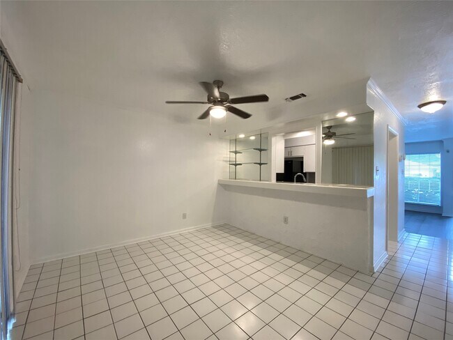 Building Photo - 10682 Hazelhurst Dr