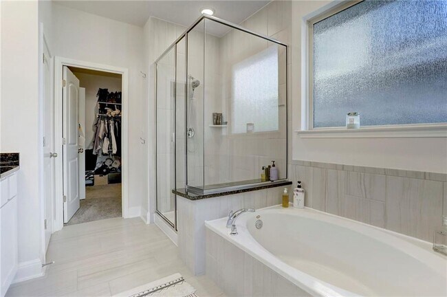 Building Photo - 3208 Bravo Dr