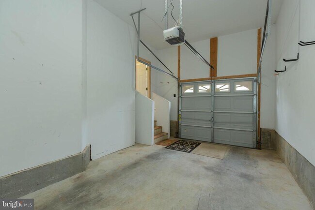 Building Photo - 305 Lewisburg Ln