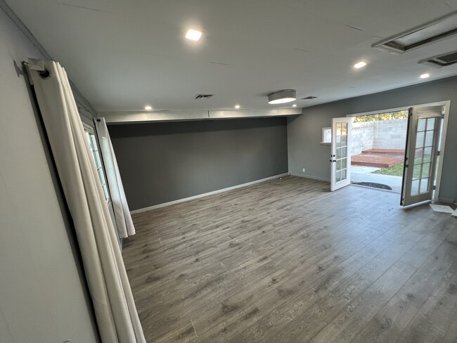 Building Photo - 215 Rancho Vista Dr