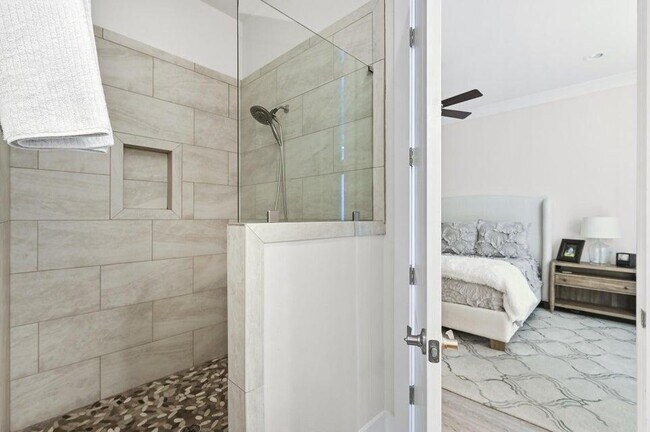 Building Photo - 995 Airport Rd