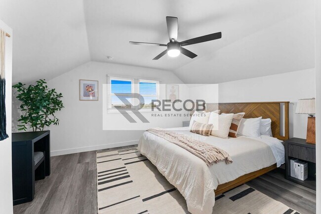 Building Photo - 832 Desty St