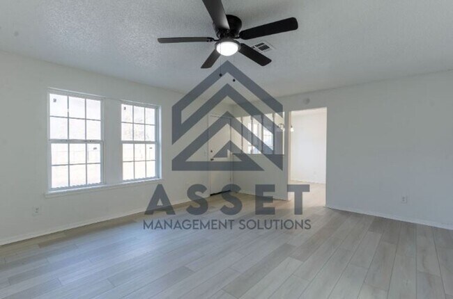 Building Photo - 5 Bedroom House Available Now