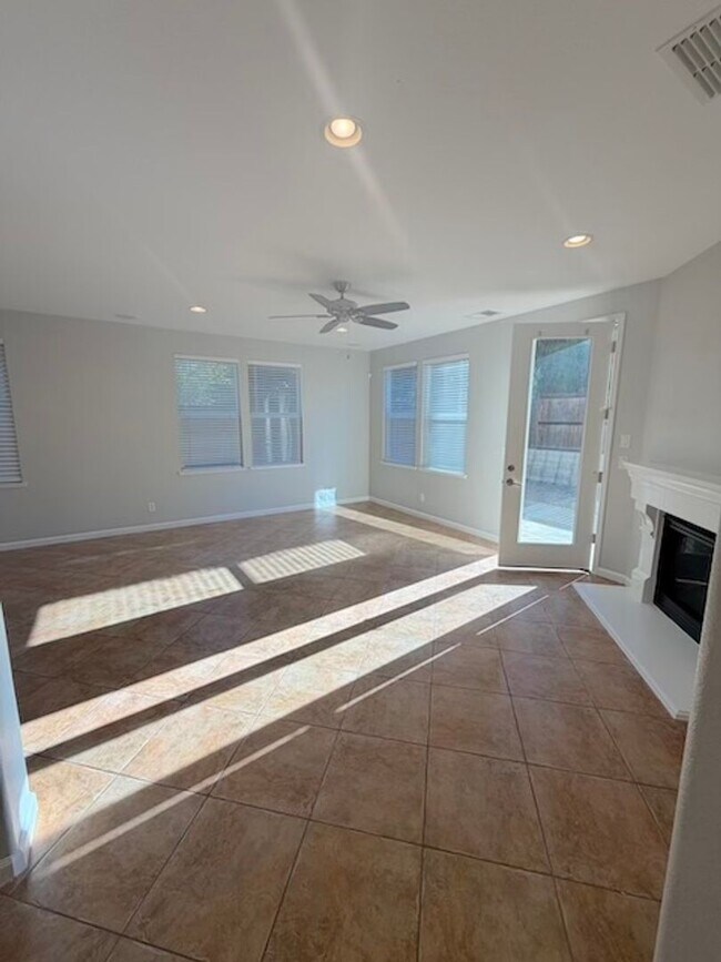 Building Photo - 4 Bedroom Home in Whitney Ranch with Access to Clubhouse