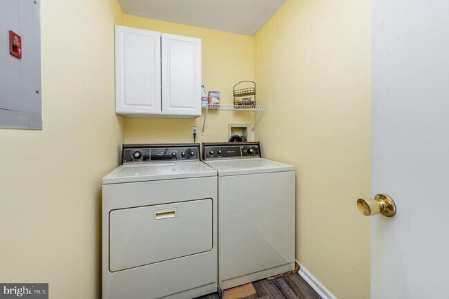 Building Photo - 43 Dover Ct