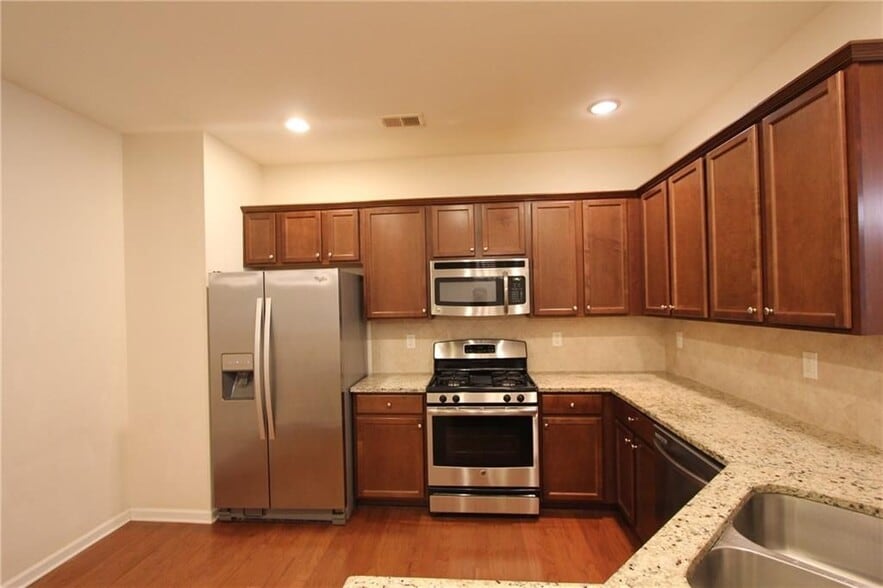 Building Photo - 2132 Greencrest Cir