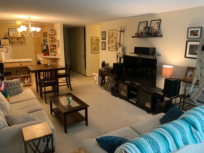 Living Room, Spacious Entryway - 280 Lee St