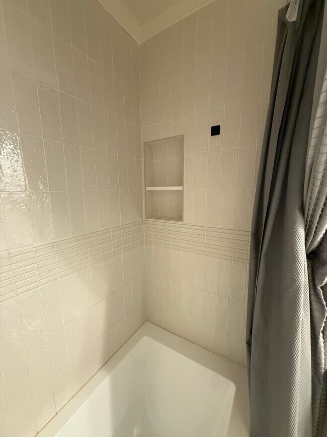 Building Photo - Welcome to this stunning 3-bedroom, 2.5-ba...