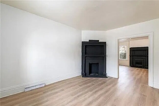 Building Photo - Pet Friendly Large 3 bedroom
