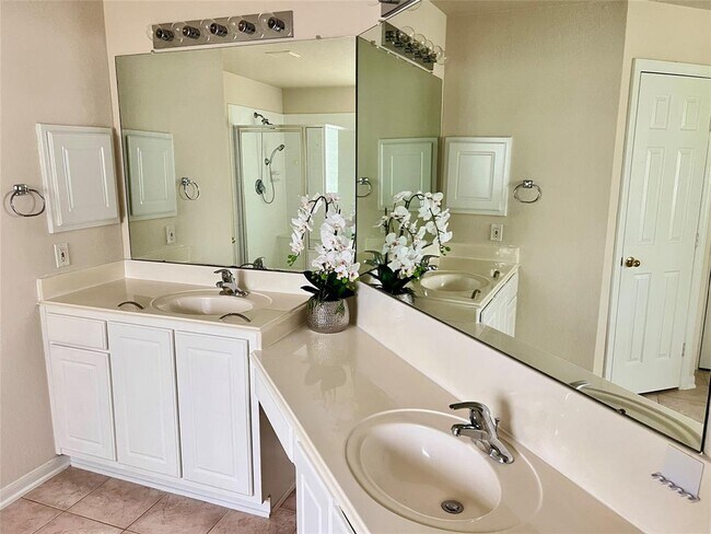 Building Photo - 42 W Foxbriar Forest Cir