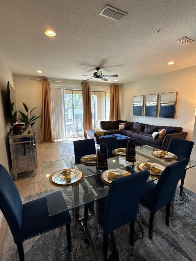 Building Photo - Beautiful 3/2.5 Townhome with Pool View in...