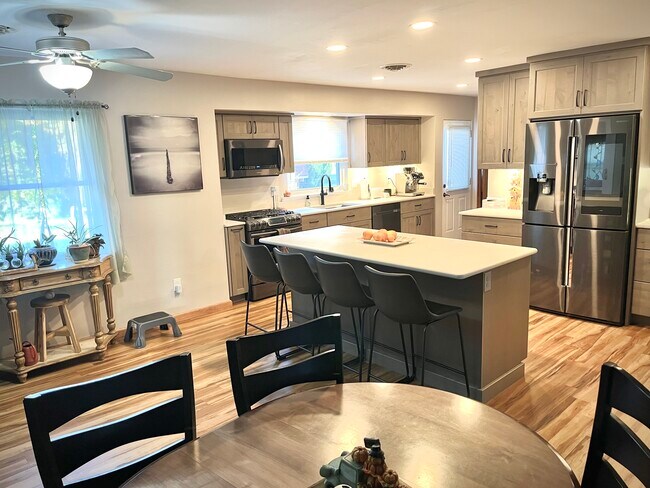 Building Photo - 304 Madison St