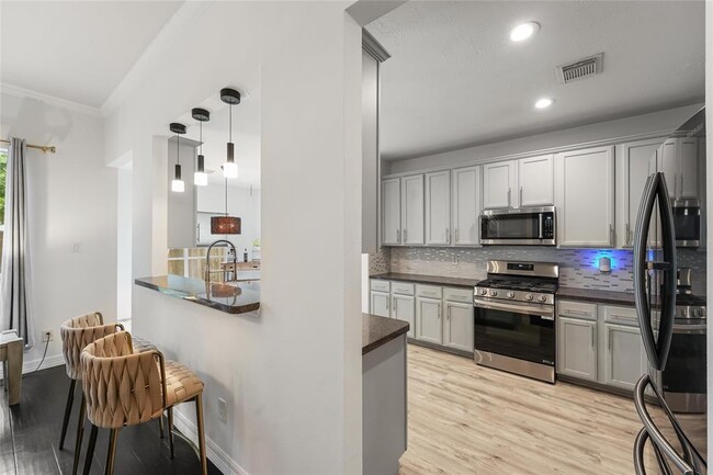 Building Photo - 16218 Woodbend Oaks Dr
