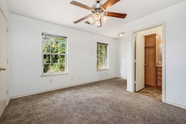 Building Photo - Available August 2026!  3 Bedroom 3 Bathroom Duplex with Yard Close to Campus/Bus Route!