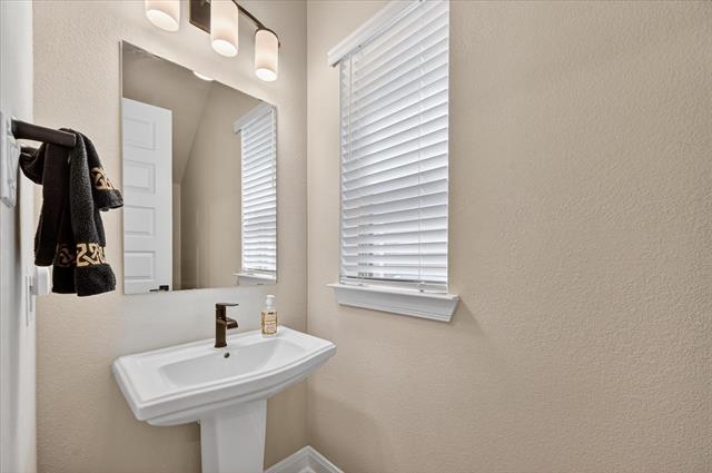 Building Photo - 624 Treaty Oak Dr