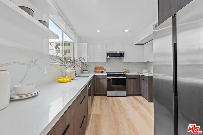 Building Photo - 301 Rexford Dr