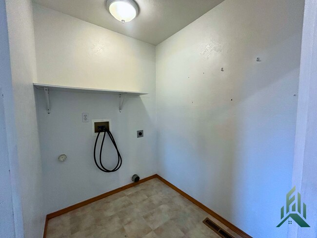 Building Photo - Updated 3 Bed 2 Bath Home