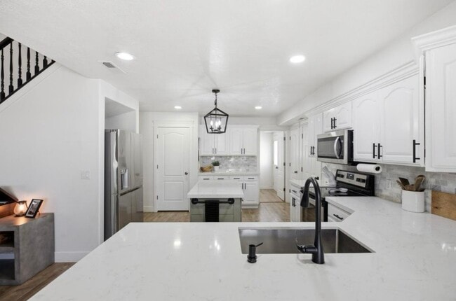 Building Photo - 930 S Indian Cir