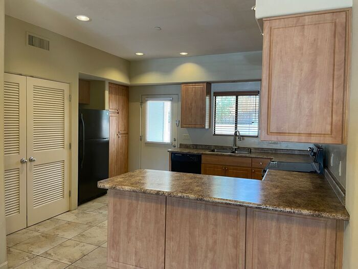 Building Photo - 1435 W Kilburn St