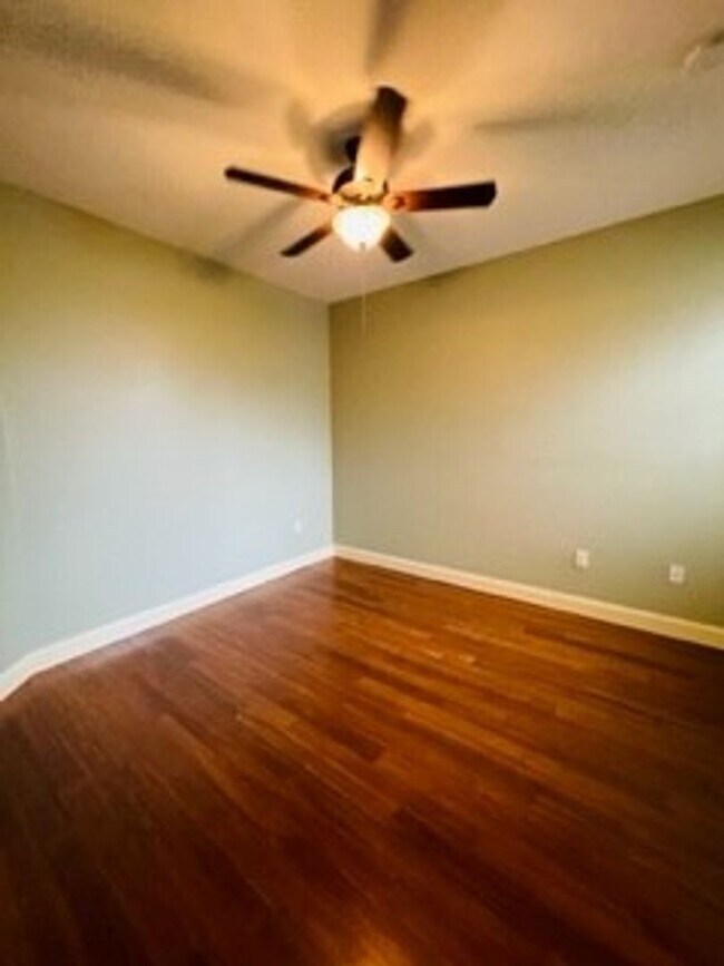 Building Photo - Townhome in the gated community of Bristol...