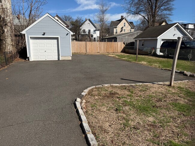 Building Photo - 727 Carlton Ave