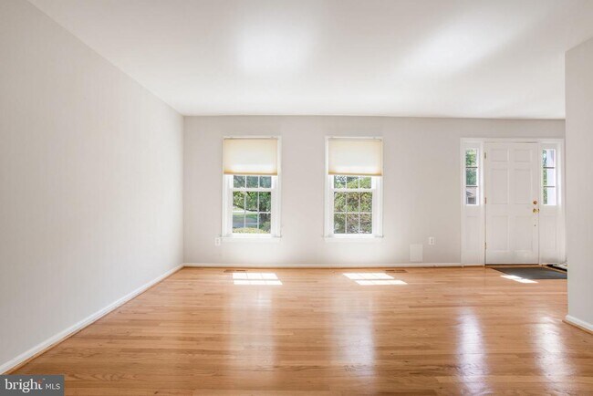 Building Photo - 9010 Lake Braddock Dr