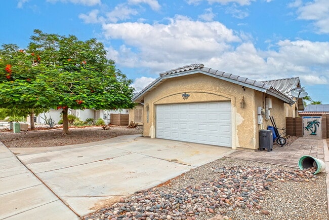 Building Photo - "3-Bedroom, 2-Bathroom Solar Home with a Pool in Mesa Del Sol!"