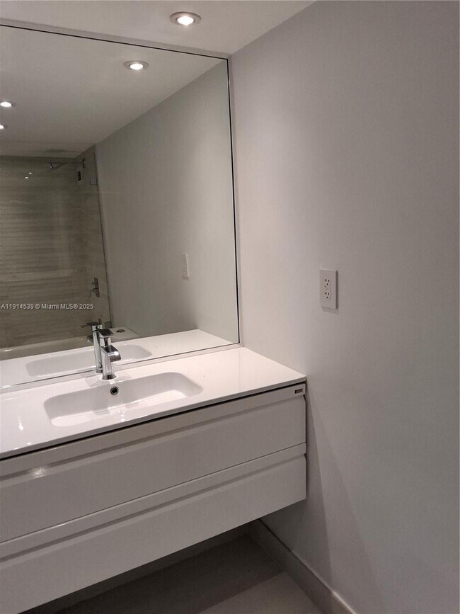 Building Photo - 5161 Collins Ave