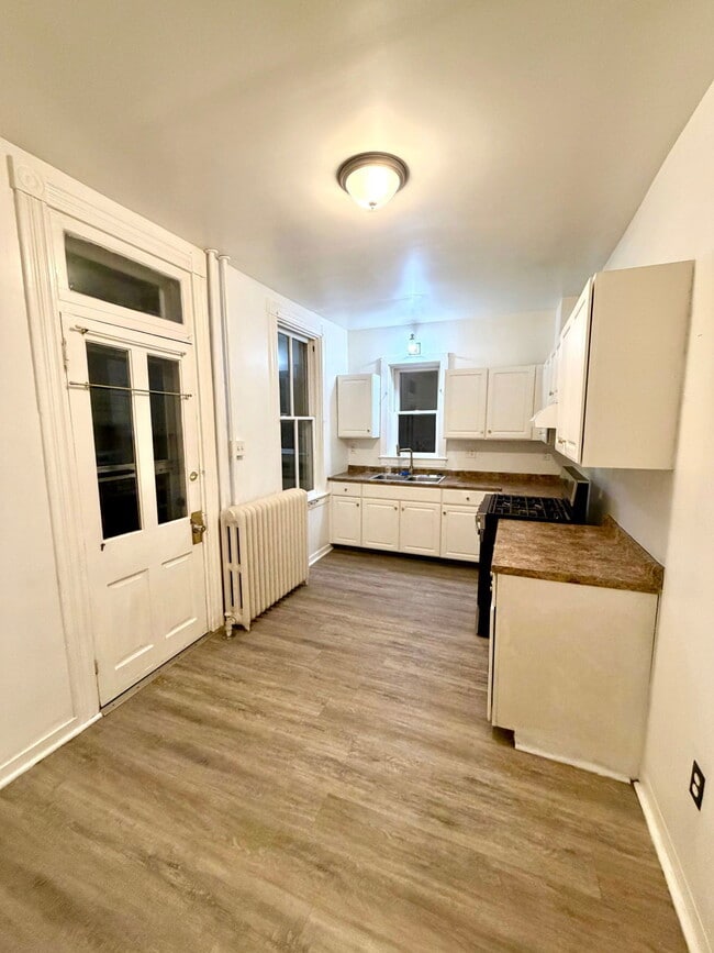 Building Photo - 526 Howard Ave