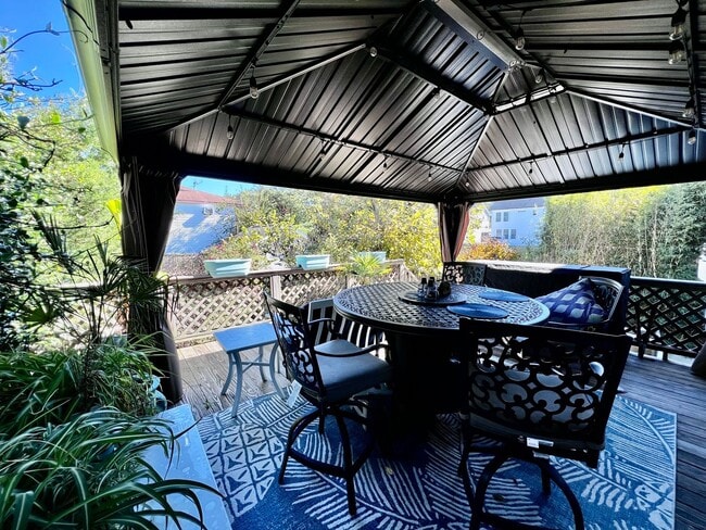 Building Photo - Luxury Beachside Home – Steps from the Bay!