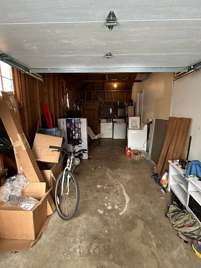 Building Photo - 3 Blocks from CU! Great South Boulder Location Preleasing for August 1st 2026