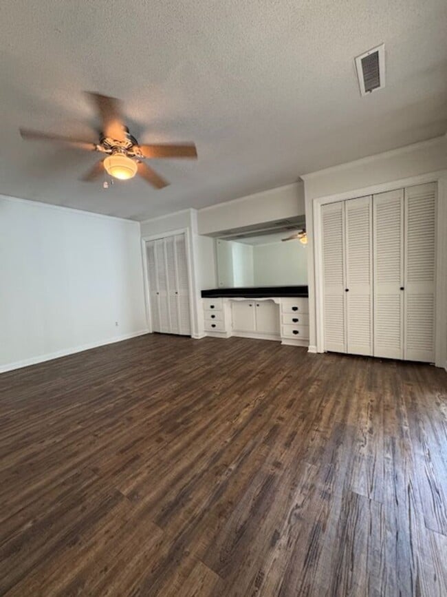 Building Photo - 305 Glen Oak Dr