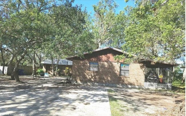 Building Photo - 1915 Melady Ave