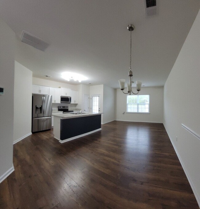 Building Photo - MOVE-IN SPECIAL! 1/2 OFF 1st MONTHS RENT.